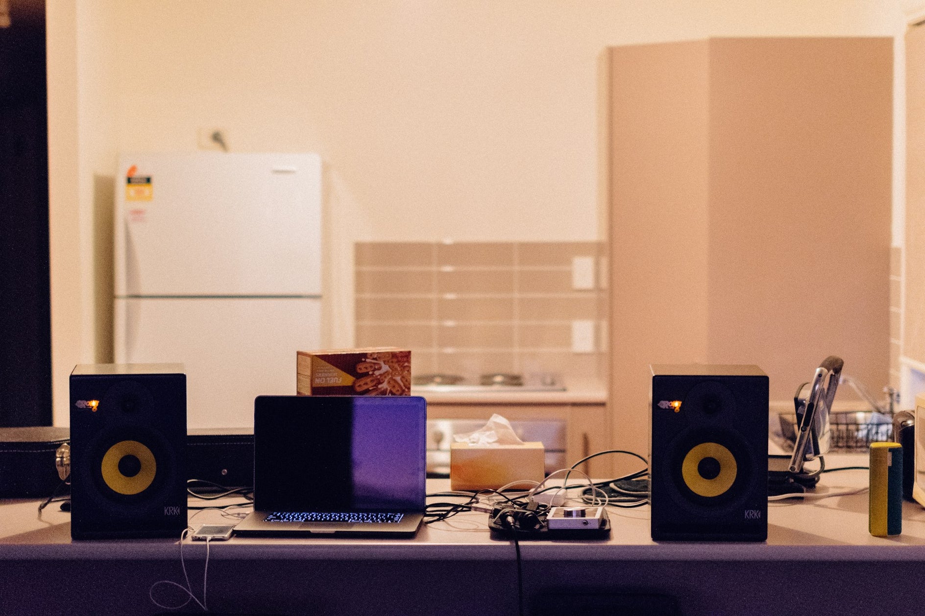 Portátil y parlantes sobre una mesa