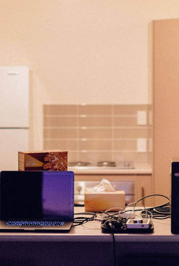 Portátil y parlantes sobre una mesa